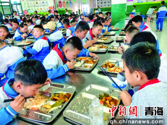 资料图为互助实现义务教育学生营养改善计划全覆盖。海东市委宣传部供图