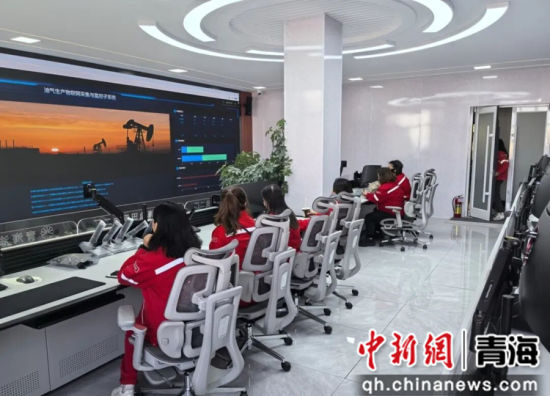 图为岗位员工在采油区中控室进行操作。青海油田供图 图为岗位员工在采油区中控室进行操作。青海油田供图