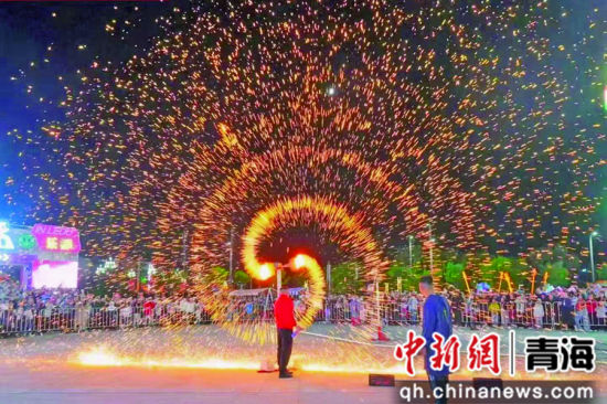 油嘴湾景区“打铁花”表演。海东市委宣传部供图