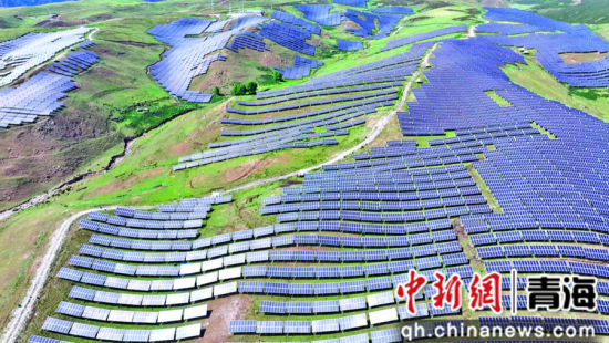 乐都区寿乐镇昂么村和杨家山村的光伏扶贫电站。海东市委宣传部供图