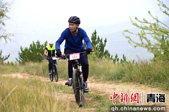 图为参赛选手穿越山地。陈宗淇 摄