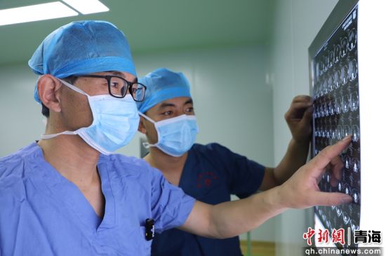 ͼϊ�����е�һ����ҽժ����ʽ���ר�ҹ۲컼����ز��顣�����е�һ����ҽժ��ͼ