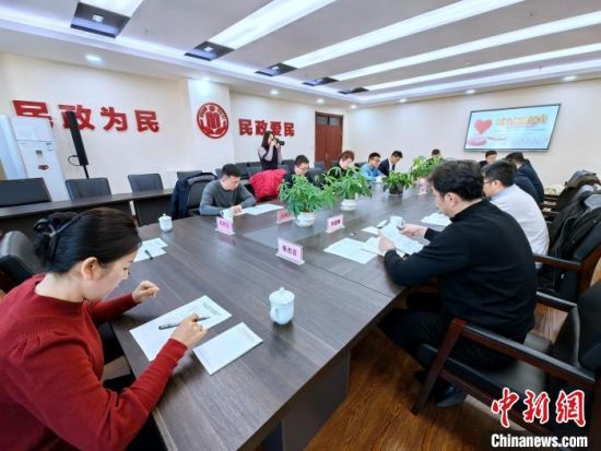 图为捐赠仪式上与会人员进行座谈。李隽 摄 图为捐赠仪式上与会人员进行座谈。李隽 摄