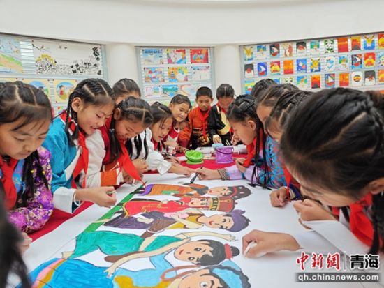 图为学生们用手中画笔勾勒出各民族共同团结奋斗、共同繁荣发展的美好景象。白扎西才让供图