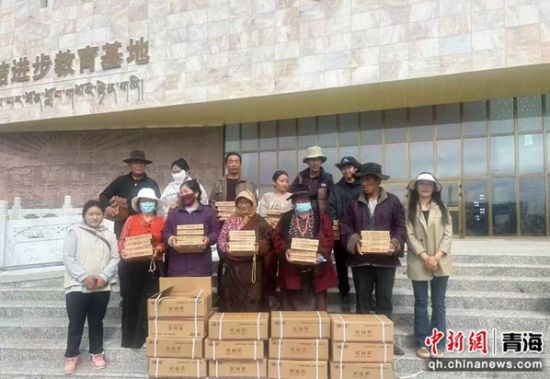 图为果洛州统战部门为民众发放低氟茶。李庆摄